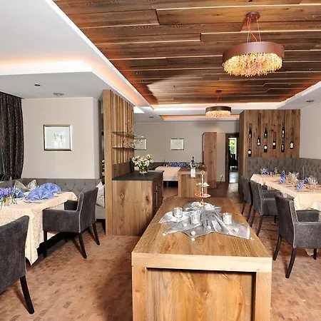 Restaurant Kirchsteiger מלון